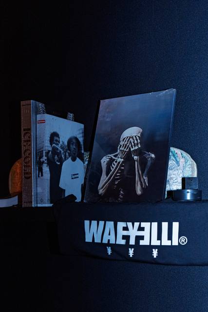 WAEYELLI banner with art books and prints